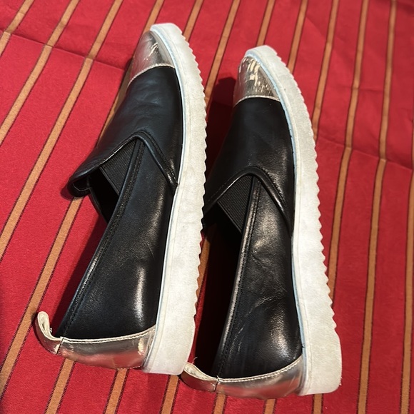 Just loafing around - Picture 7 of 8